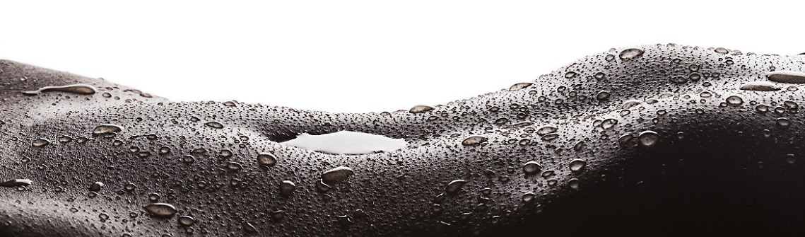 Aktfotografie: Körper mit Wasser beperlt
