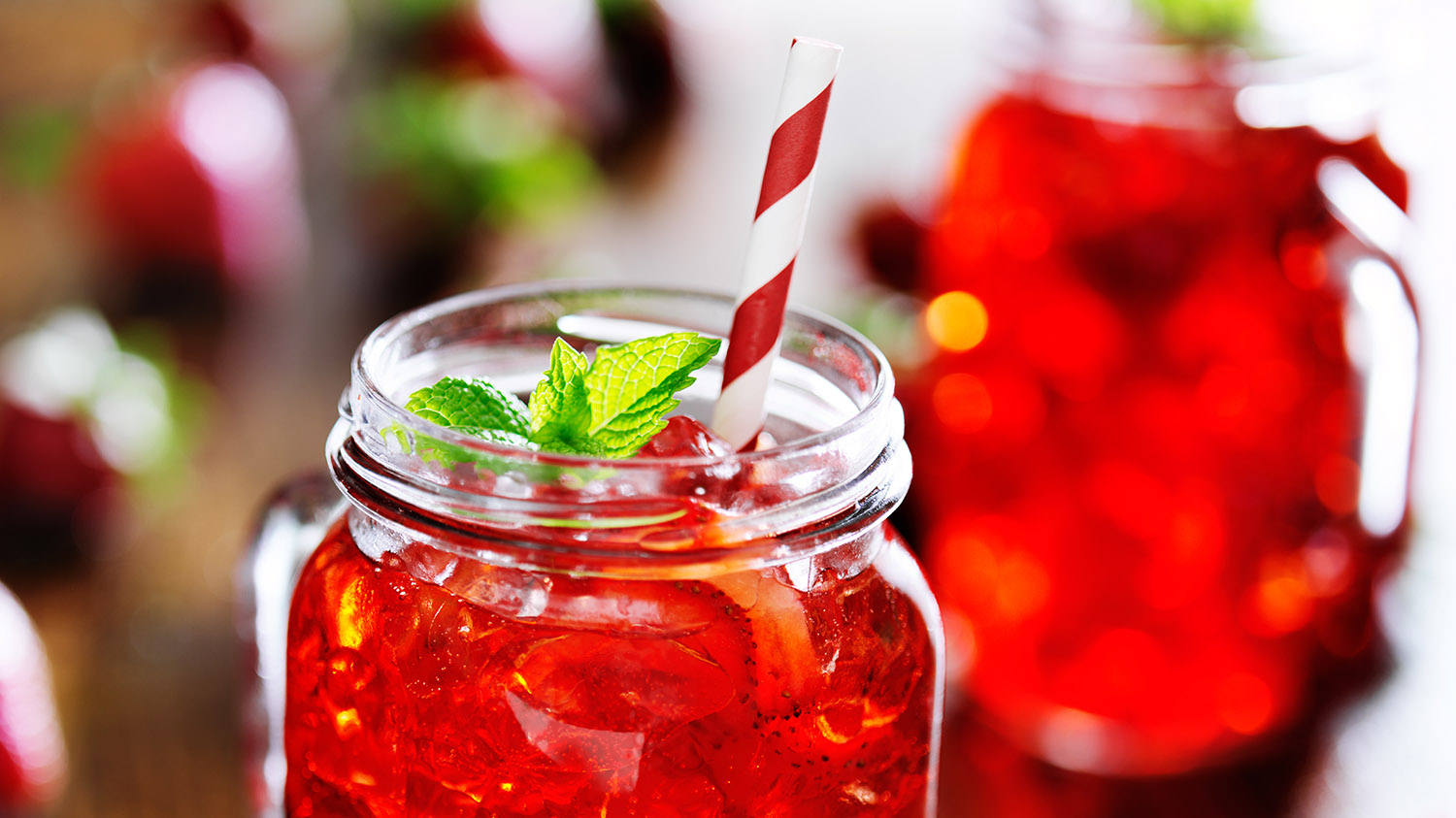 Mason Jar Trinkglas als absoluter Trendartikel Trendartikel Mason Jar Trinkglas mit roter Limonade