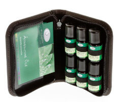 Lederetui gefüllt mit ätherischen Ölen