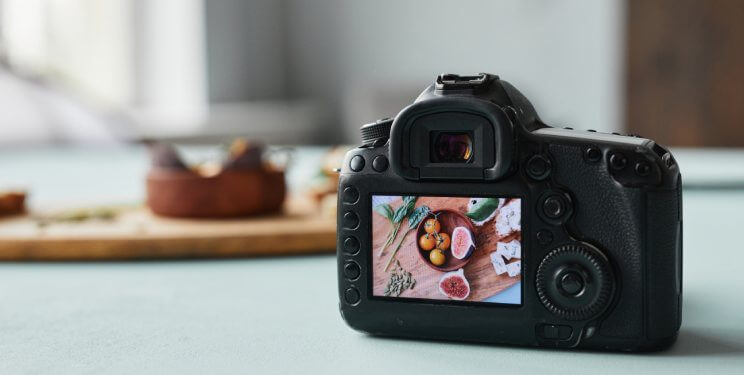 Kamera mit fotografierten Produkten