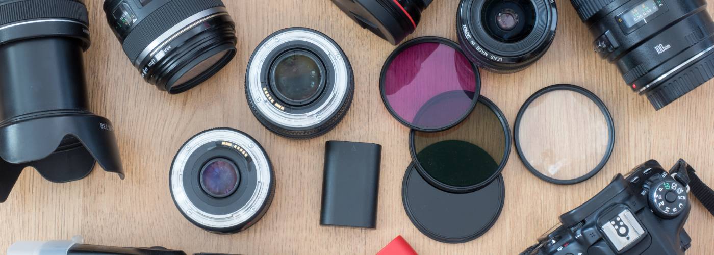 Fotofilter, Kamera und Objektive auf Tisch