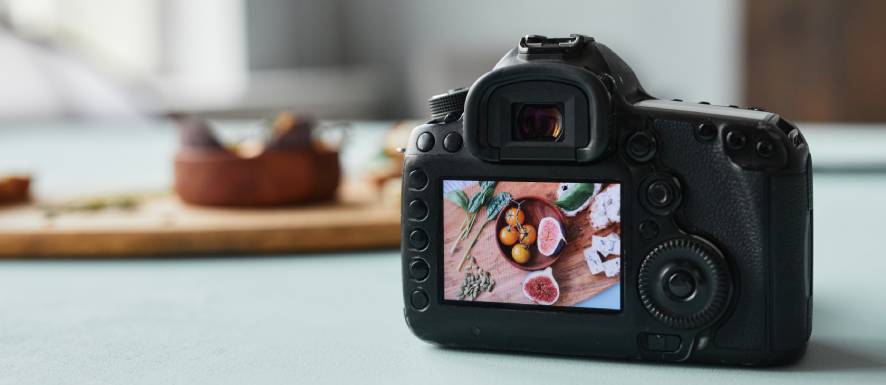 Kamera mit fotografierten Produkten